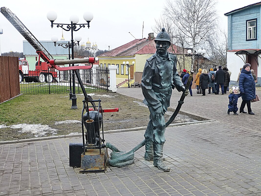 Скульптура пожарного во Владимире - Лидия Бусурина