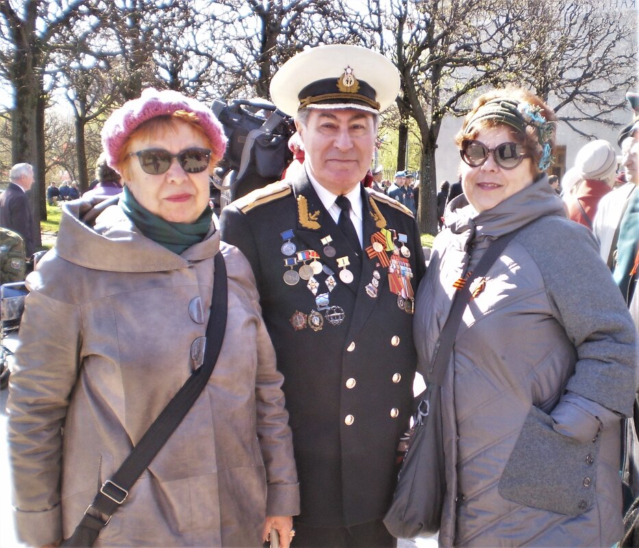 В Санкт-Петербурге на Пискаревском  кладбище . - Венера Чуйкова