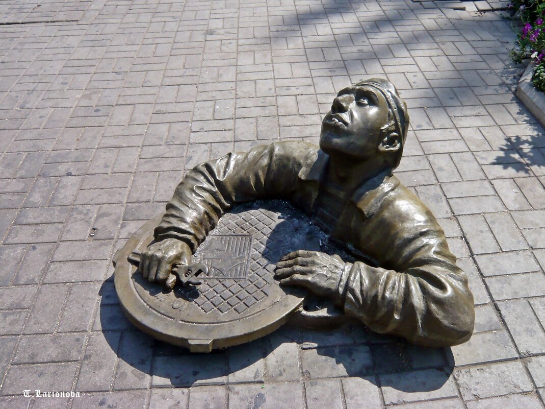Памятник сантехнику. Бердянск - Татьяна Ларионова