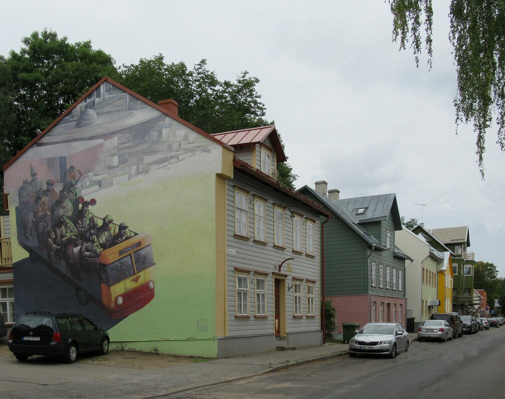 Граффити о бывшем автобусе, который возил людей на пивзавод А ле Ког (расположен за Супилинн) - Елена Павлова (Смолова)