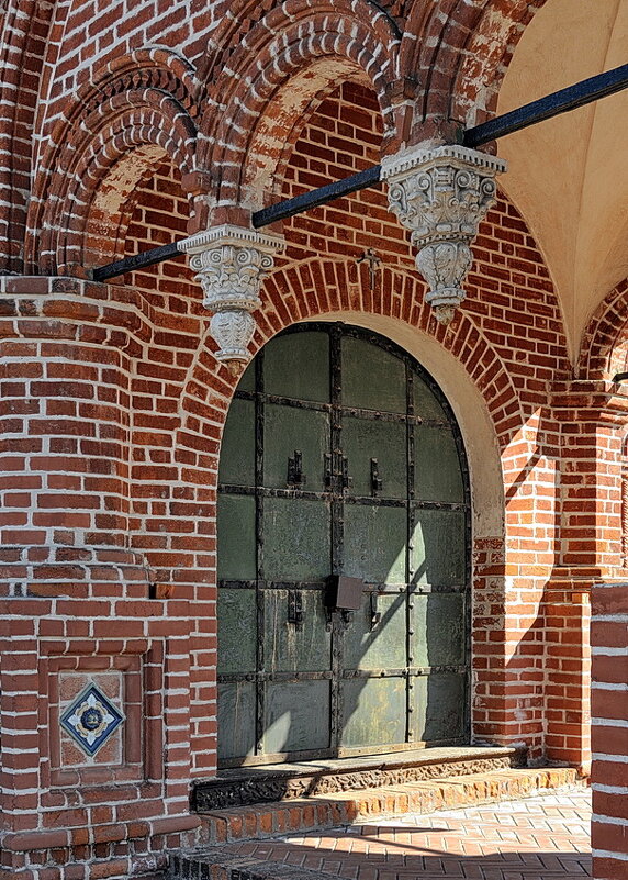 У входа в церковь Иоанна Златоуста в Ярославле - Николай Белавин
