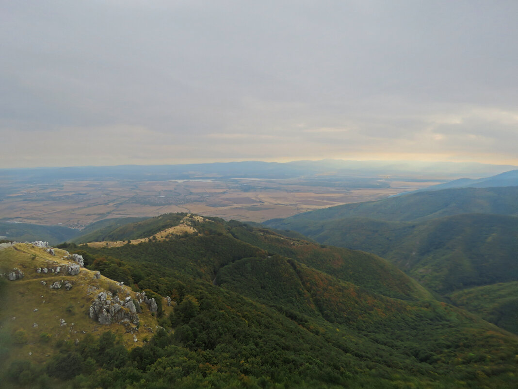 Балканские горы, или по-местному Стара Планина. Они пересекают всю Болгарию с запада на восток - ИРЭН@ .