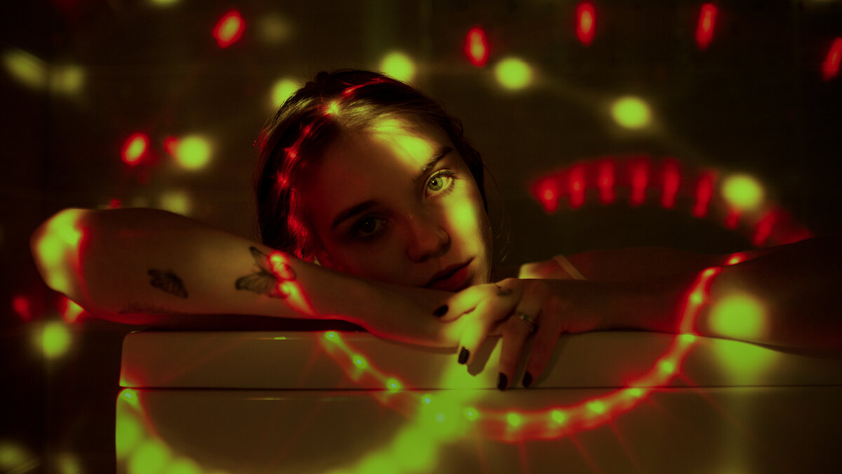Девушка в ванной со световыми узорами на лице - Lenar Abdrakhmanov