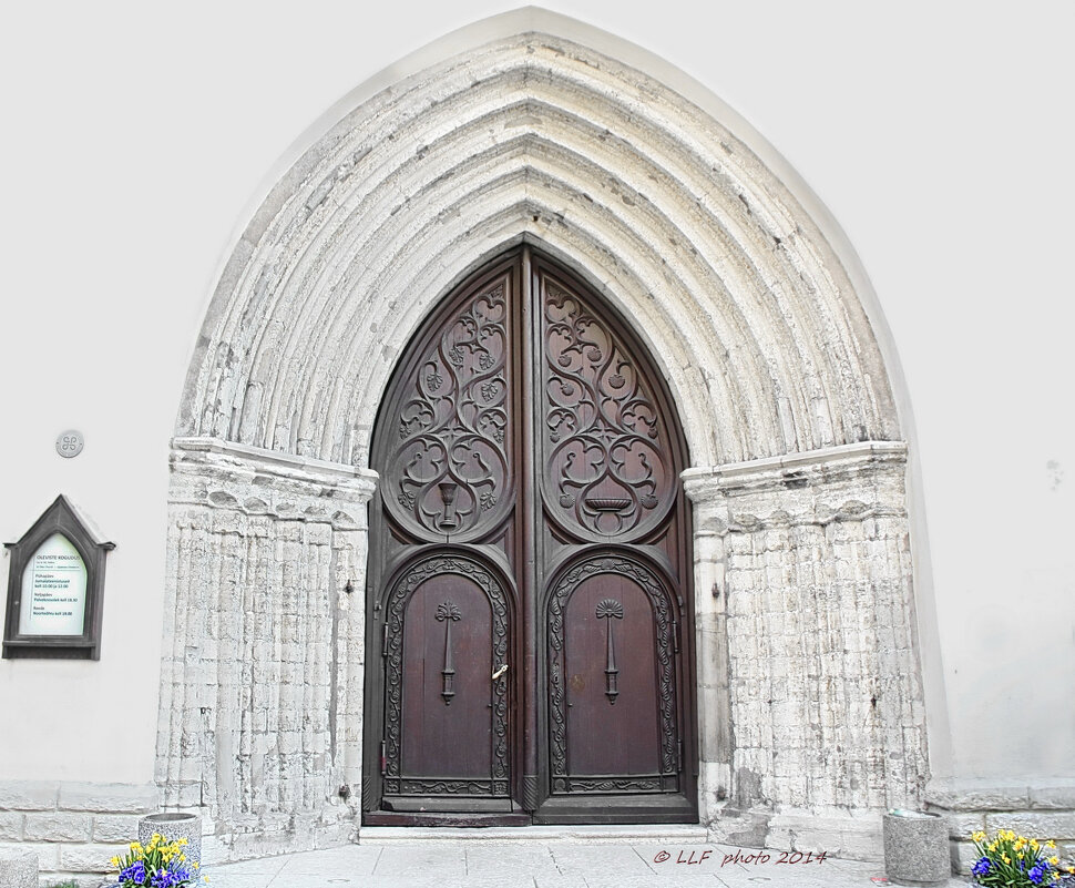 Входная дверь  церкви Святого Олафа. Таллин, Эстония. - Liudmila LLF