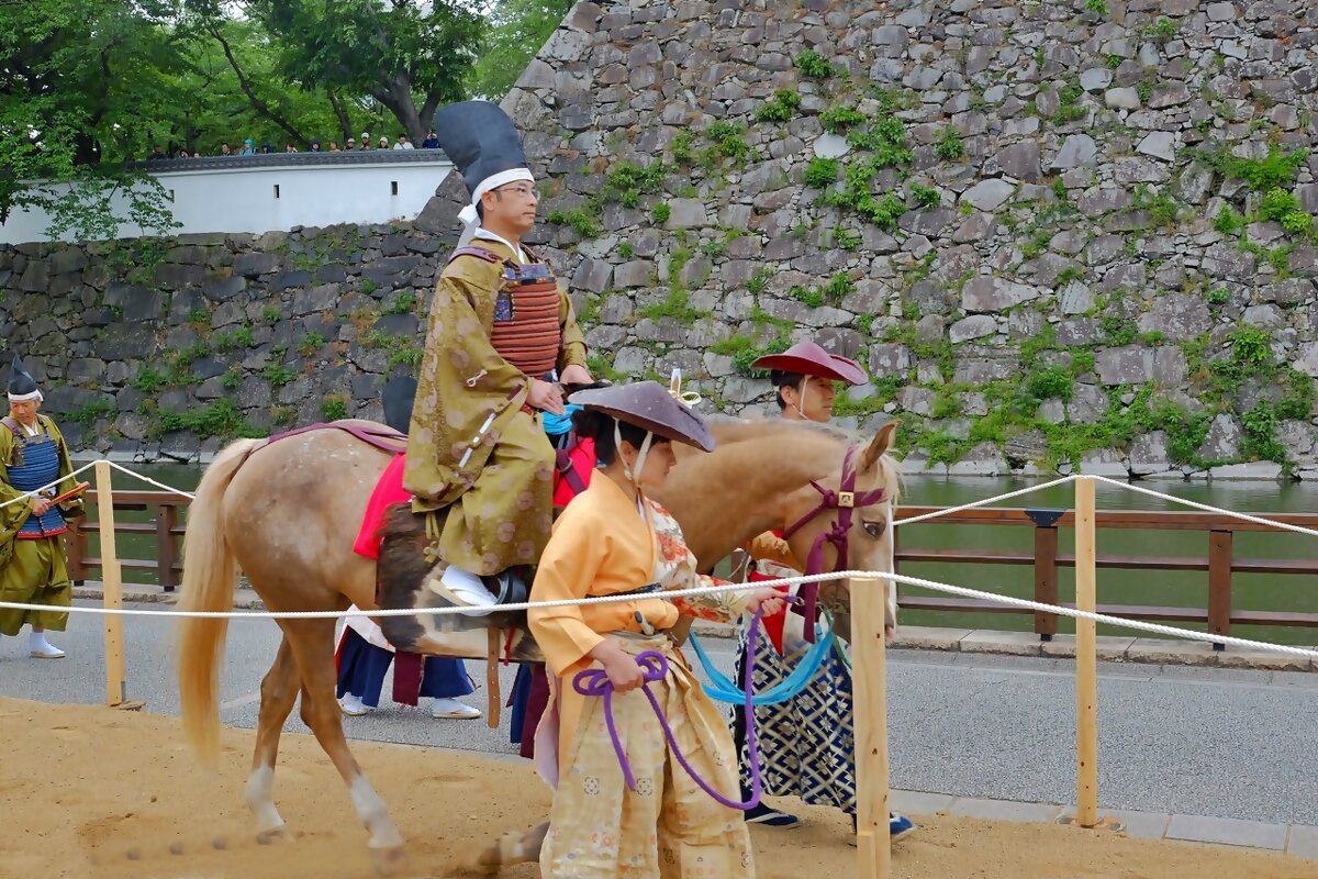 Турнир по стрельбе из лука на лошадях около Замка Ко́кура Япония - wea *