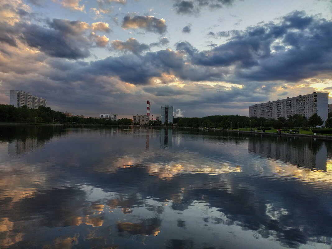 Уже теплый вечер на пруду - Андрей Лукьянов