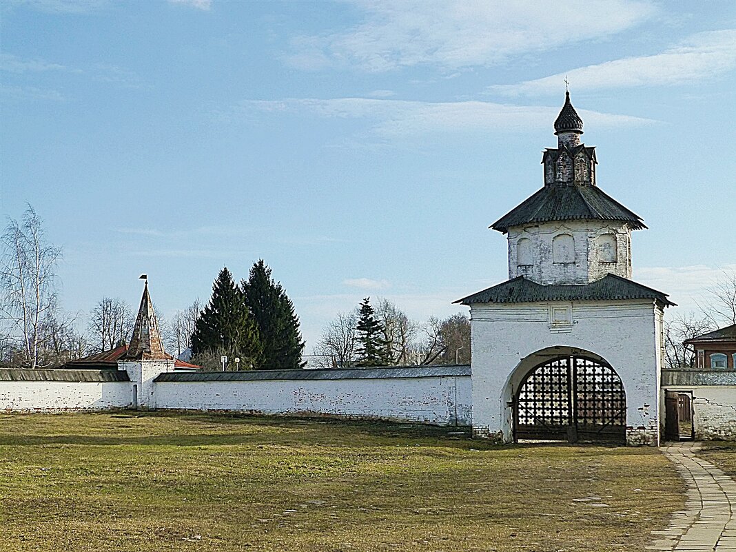 Святые ворота Александровского монастыря в Суздале - Лидия Бусурина