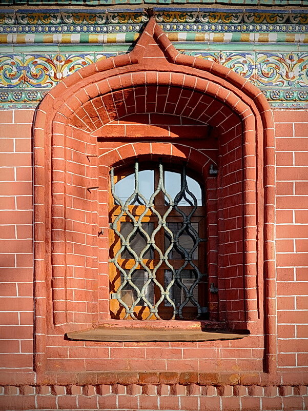 Гармония и красота старой архитектуры, одно из окон церкви Богоявления в Ярославле - Николай Белавин