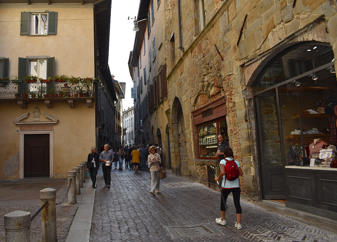 Bergamo.Уличное - Лара Leila