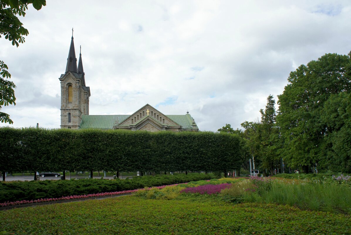 Небольшой парк с цветочными клумбами - место, где раньше стоял  Бронзовый солдат - Елена Павлова (Смолова)