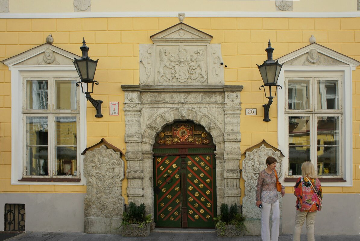Портал здания Братства черноголовых с цветными дверьми (1640 г.) - Елена Павлова (Смолова)