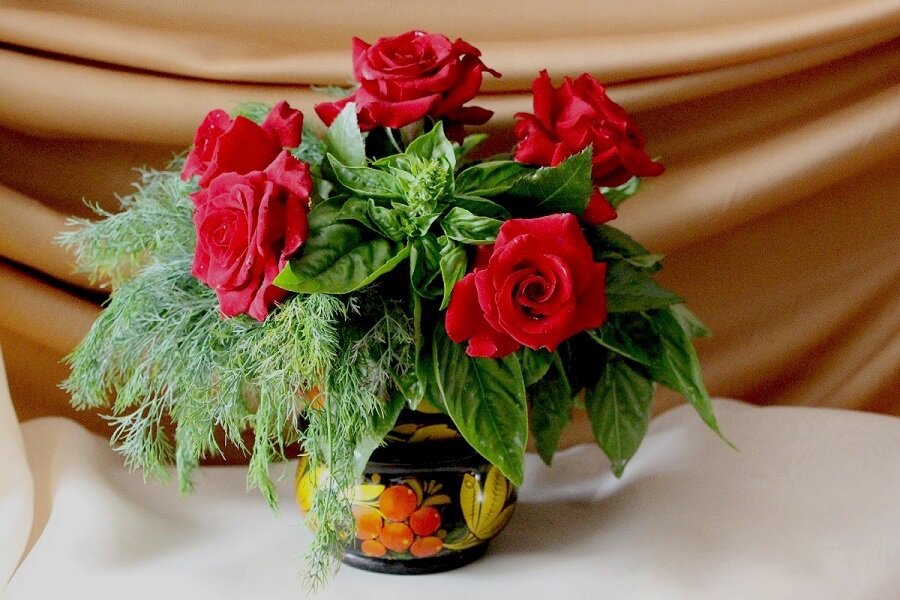 Розы с укропом и базиликом к обеденному столу - Надежд@ Шавенкова