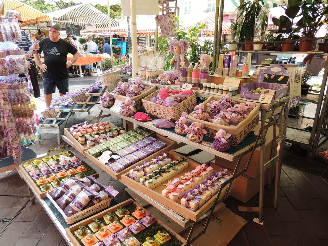 Кур Салея -цветочный рынок Ниццы  -  на прилавке все из лаванды - Гала 