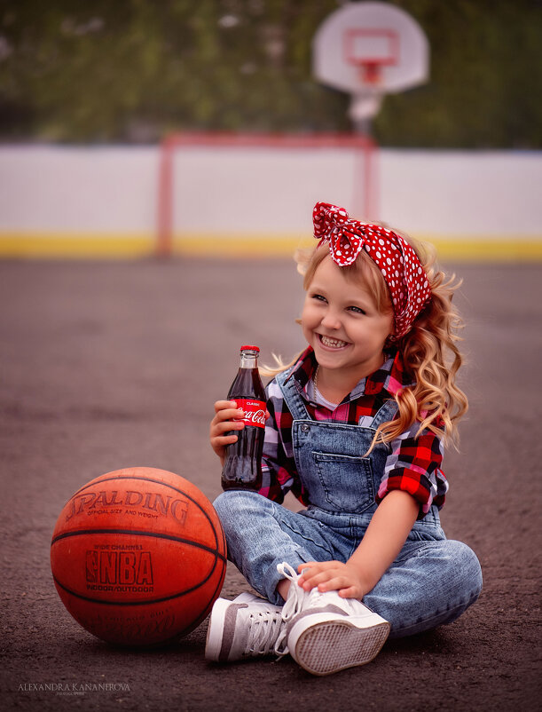 Девочка на баскетбольной площадке - Kananphoto 