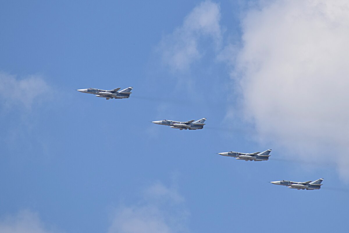Четвёрка Су-24М, возвращаются с Парада Победы.11:26 - Татьяна Помогалова