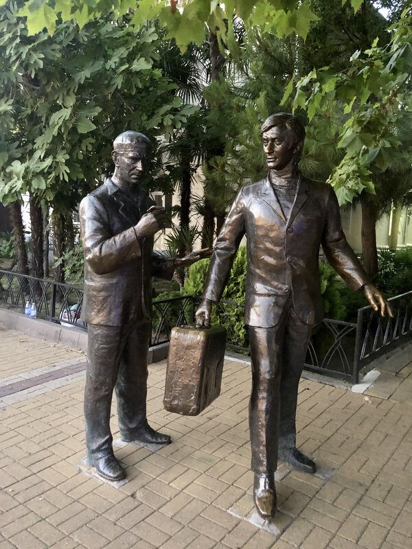 Памятник героям фильма «Бриллиантовая рука», Сочи - Надежда Шубина