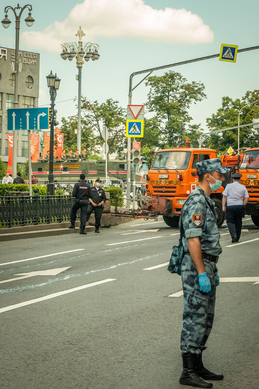 ПАРАД. ВИД СБОКУ - Сергей Янович Микк