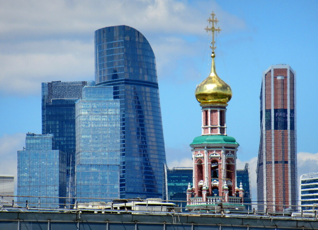 Московские архитектурные контрасты - Александр Чеботарь