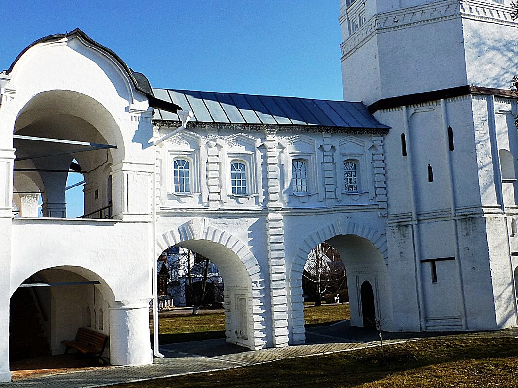Покровский монастырь. Крытая галерея - Лидия Бусурина