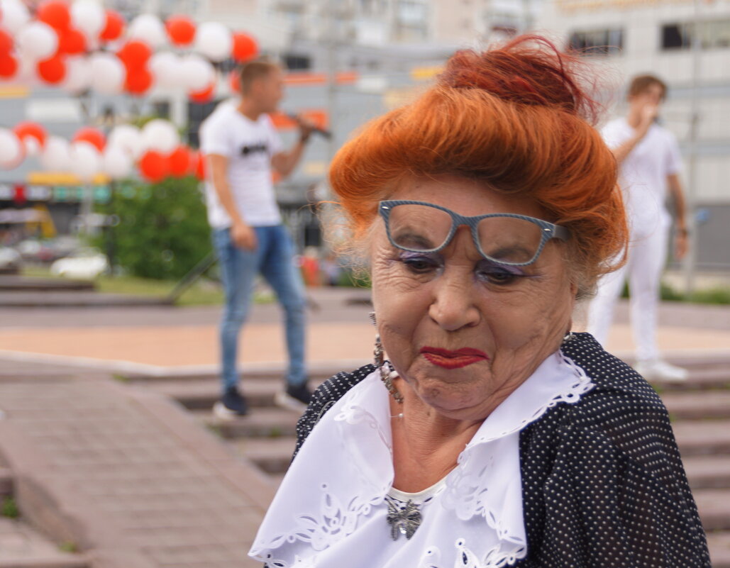 Бабушка на молодёжном празднике - Наталия Григорьева