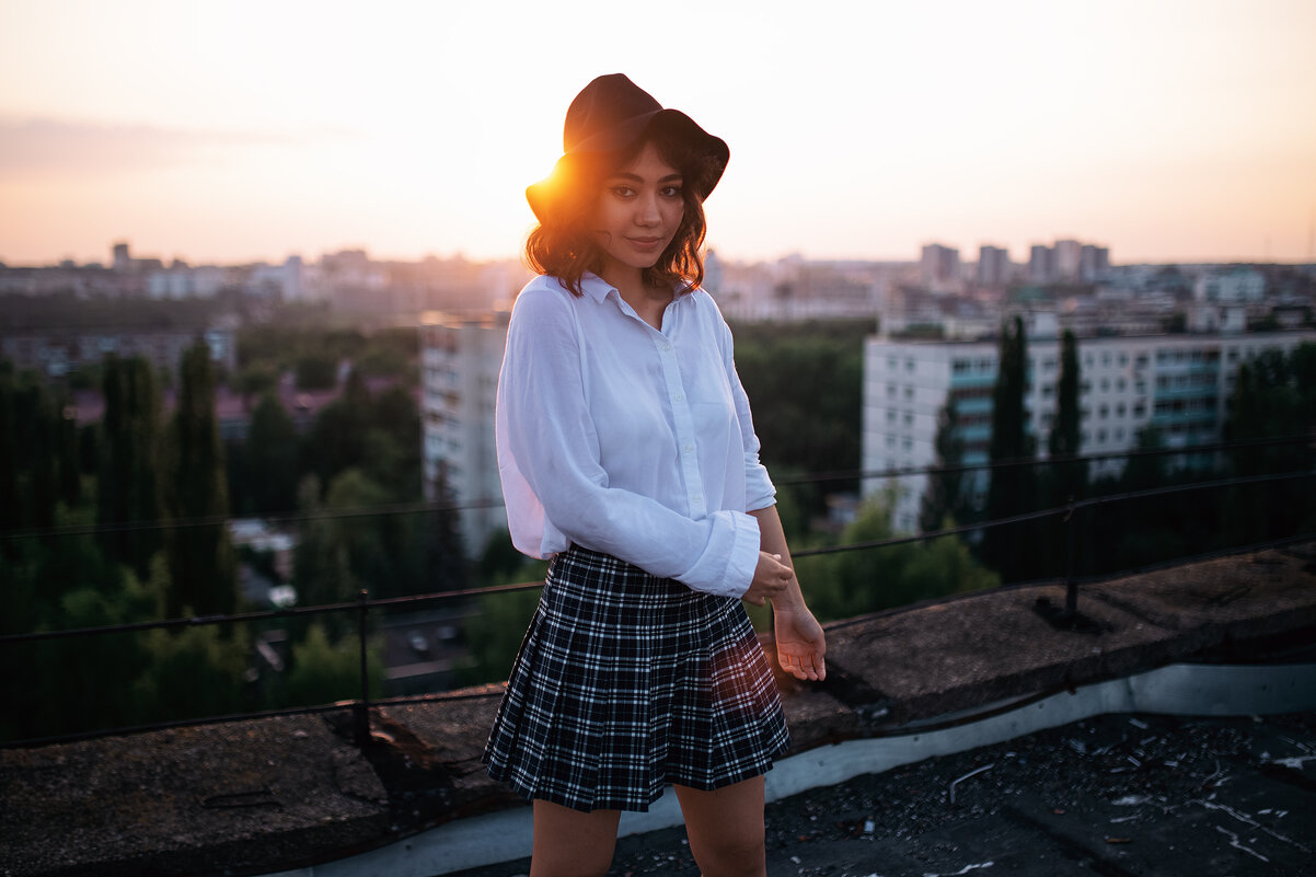 Девушка в шляпе и белой рубашке на крыше на фоне заката - Lenar Abdrakhmanov