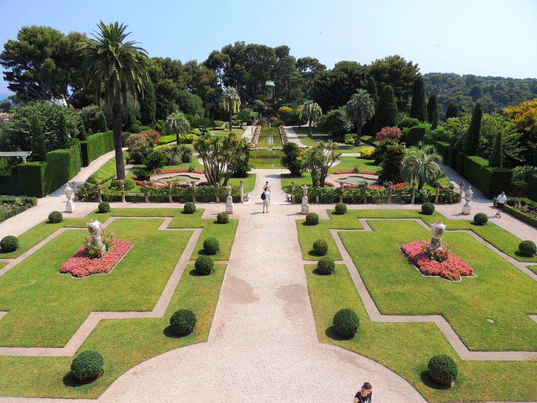 – с балконов верхних этажей виллы можно видеть всю панораму французского сада - Гала 