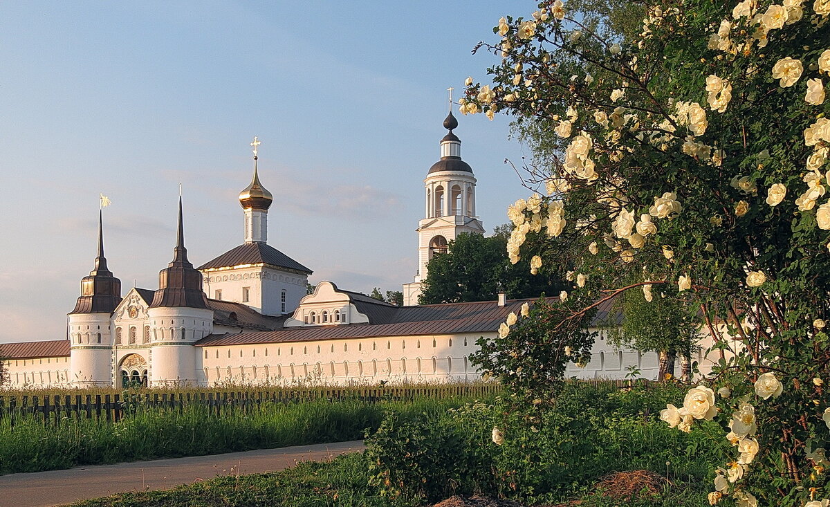В пору летнего цветения, в вечерний закатный час возле Толгского монастыря - Николай Белавин