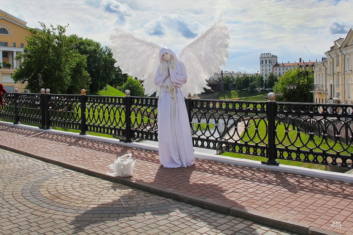 " Ангел посетил Витебск." - Роланд Дубровский