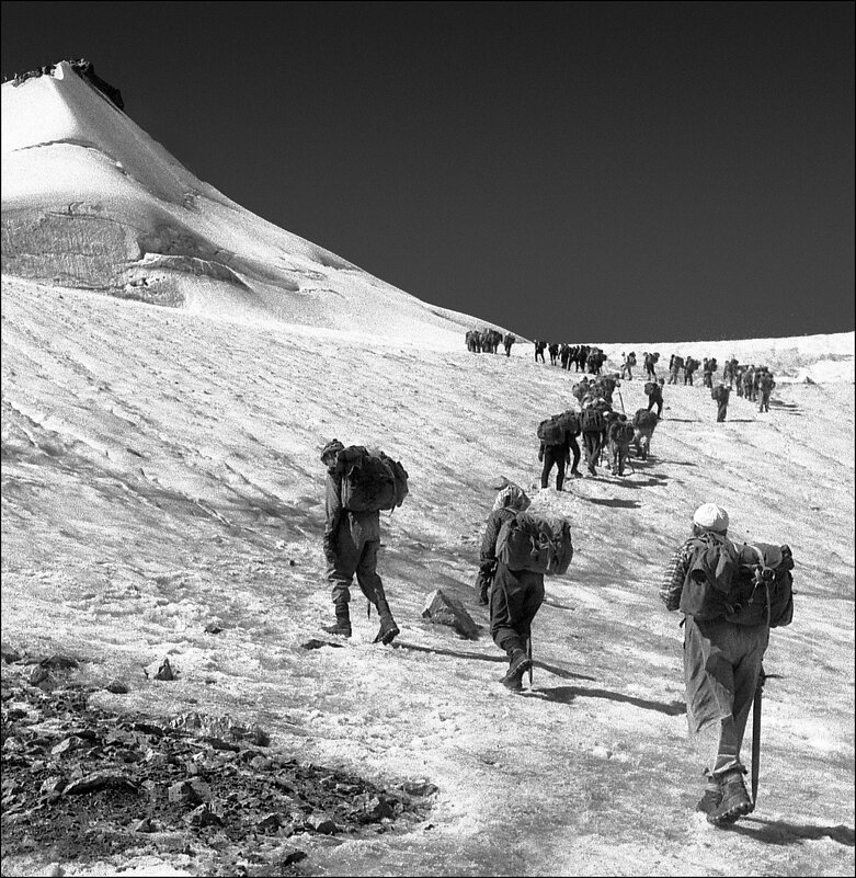 К перевалу (мы - начинающие альпинисты, и это наш первый  перевал). 1969 год - Владимир 