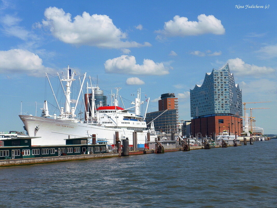 Hafen Hamburg. CAP SAN DIEGO & Elbphilarmonie - Nina Yudicheva