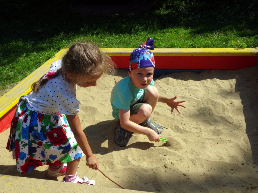 Саша с подружкой играют в песочке. - Елизавета Успенская