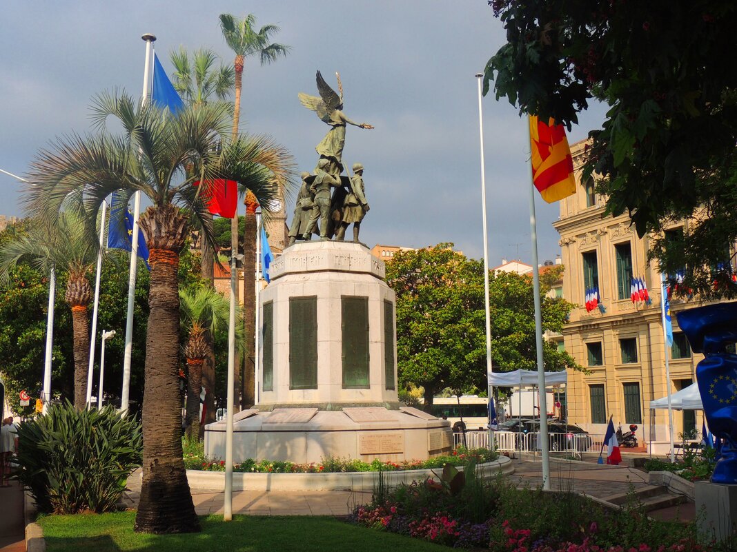 Перед мэрией памятник жителям Канн павшим в Первой мировой войне - Гала 