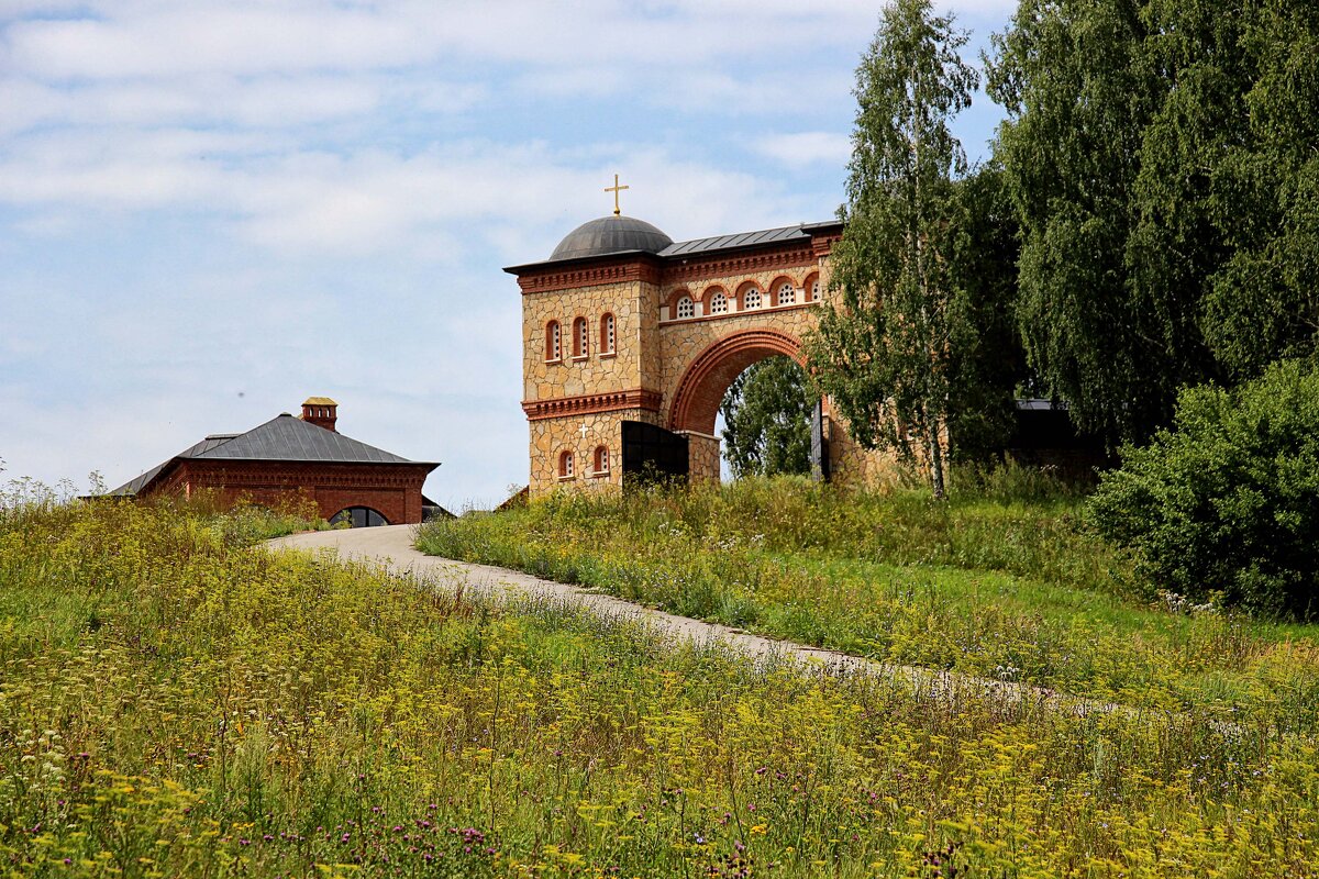 Ворота монастыря "Святые Кустики" - Nina Karyuk
