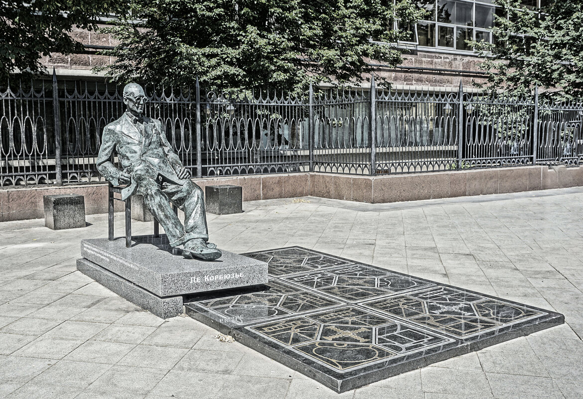 Памятник Ле Корбюзье на Мясницкой - Алексей Виноградов