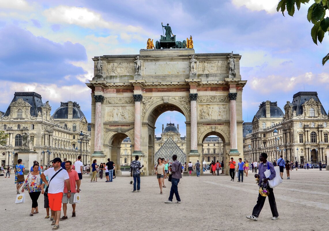 Триумфальная арка на площади Каррузель на фоне Лувра - Eldar Baykiev