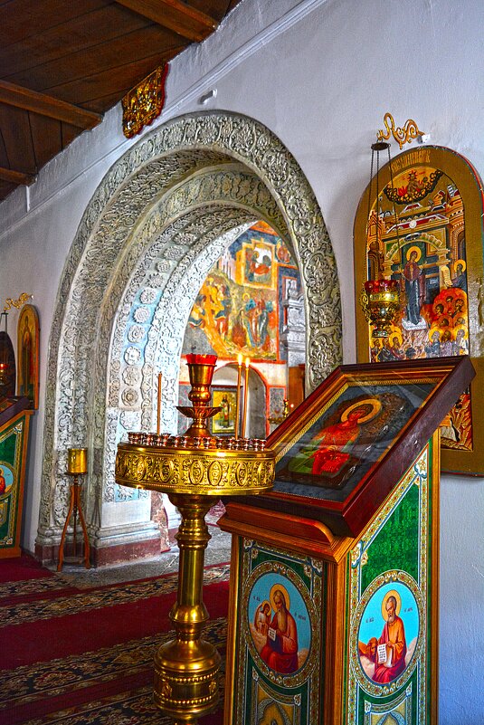 Стена  с  аркой  в  Троицкой  церкви - Русский Шах Гончар