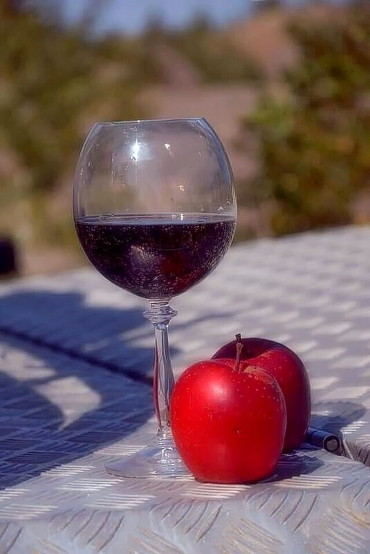Вино и яблоки. - Михаил Столяров