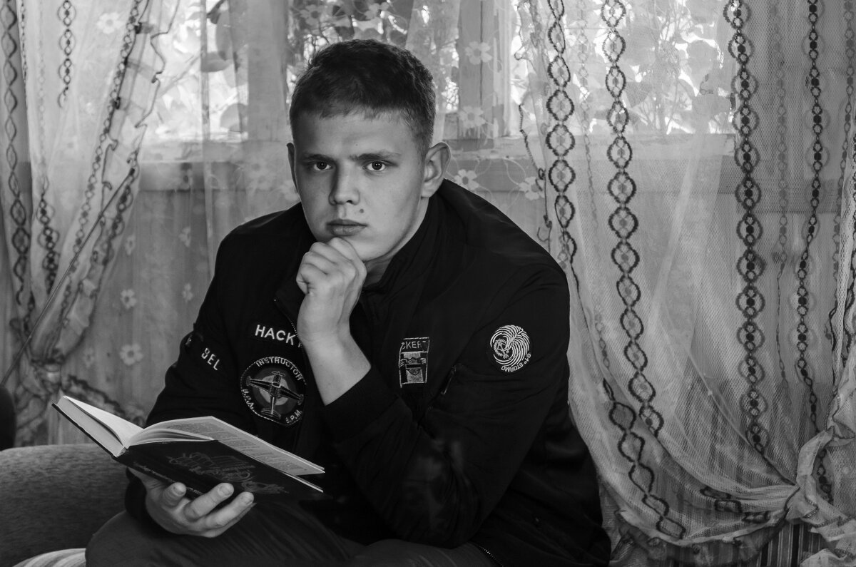 Молодой человек с книгой - Андрей Щетинин