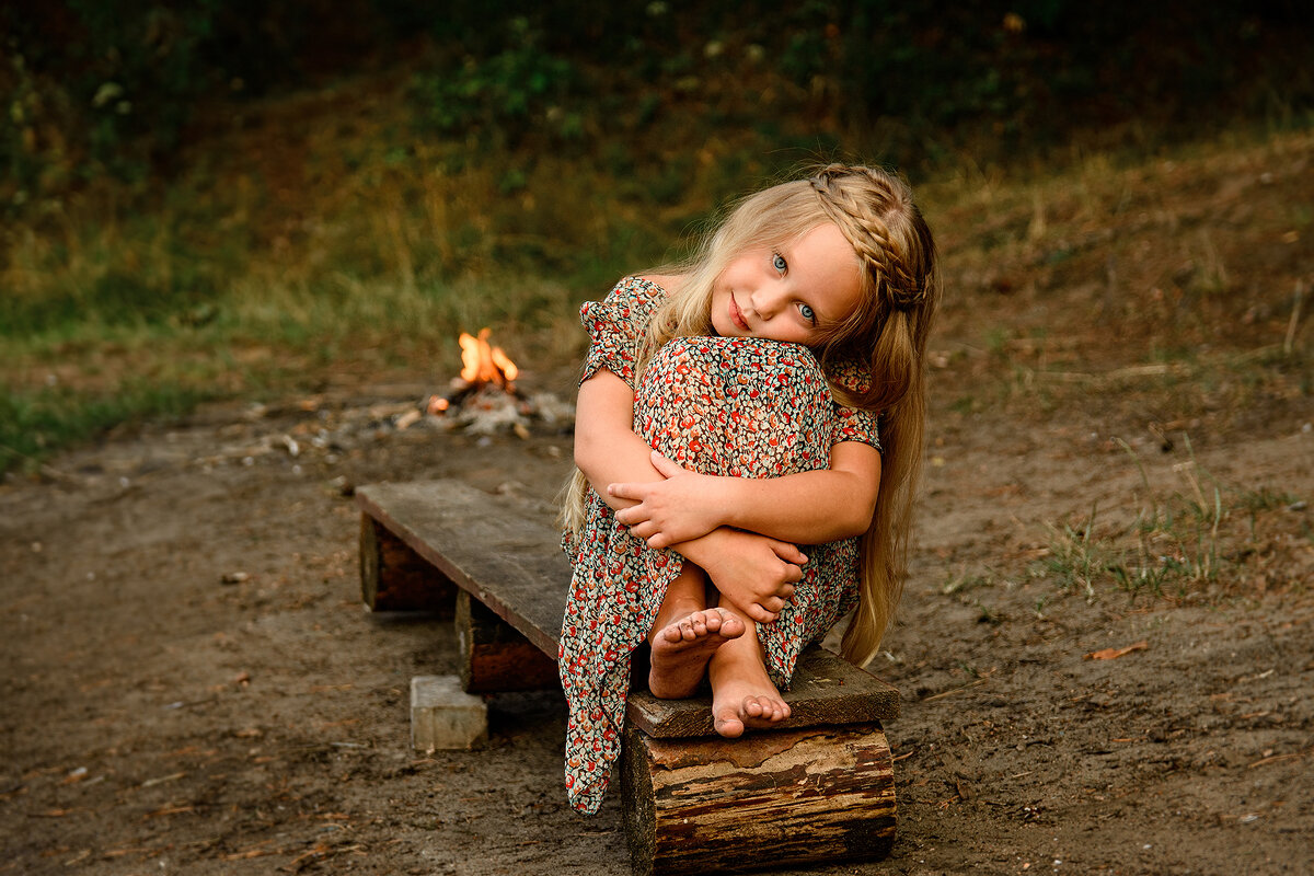Милая девочка из Беларуси сидит на полянке - Анна Лукинская