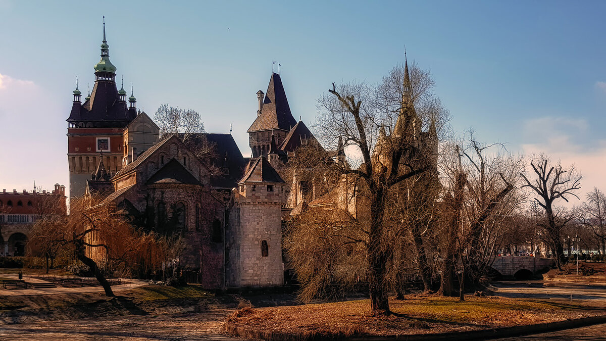Замок Вайдахуньяд — замок в будапештском парке Варошлигет.(мобильное фото). - Александр Вивчарик