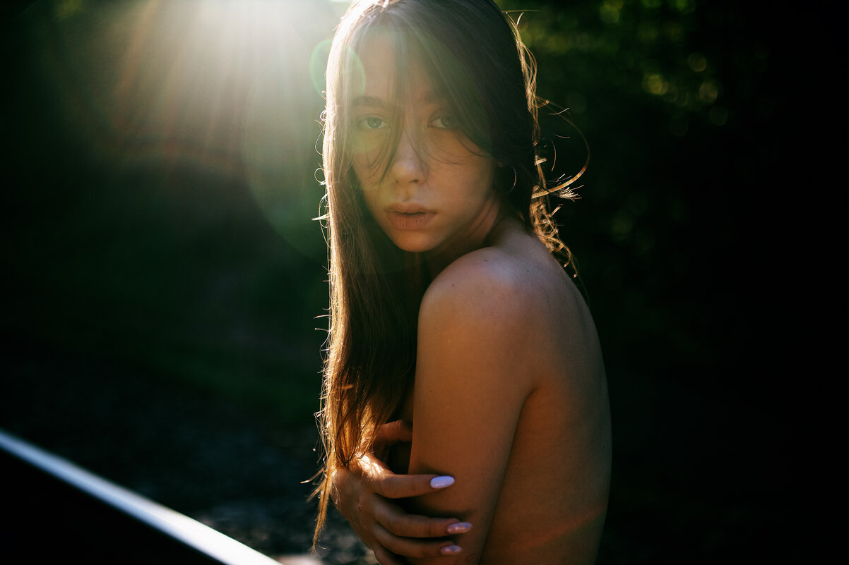 Портрет девушки без белья на фоне солнечного блика - Lenar Abdrakhmanov