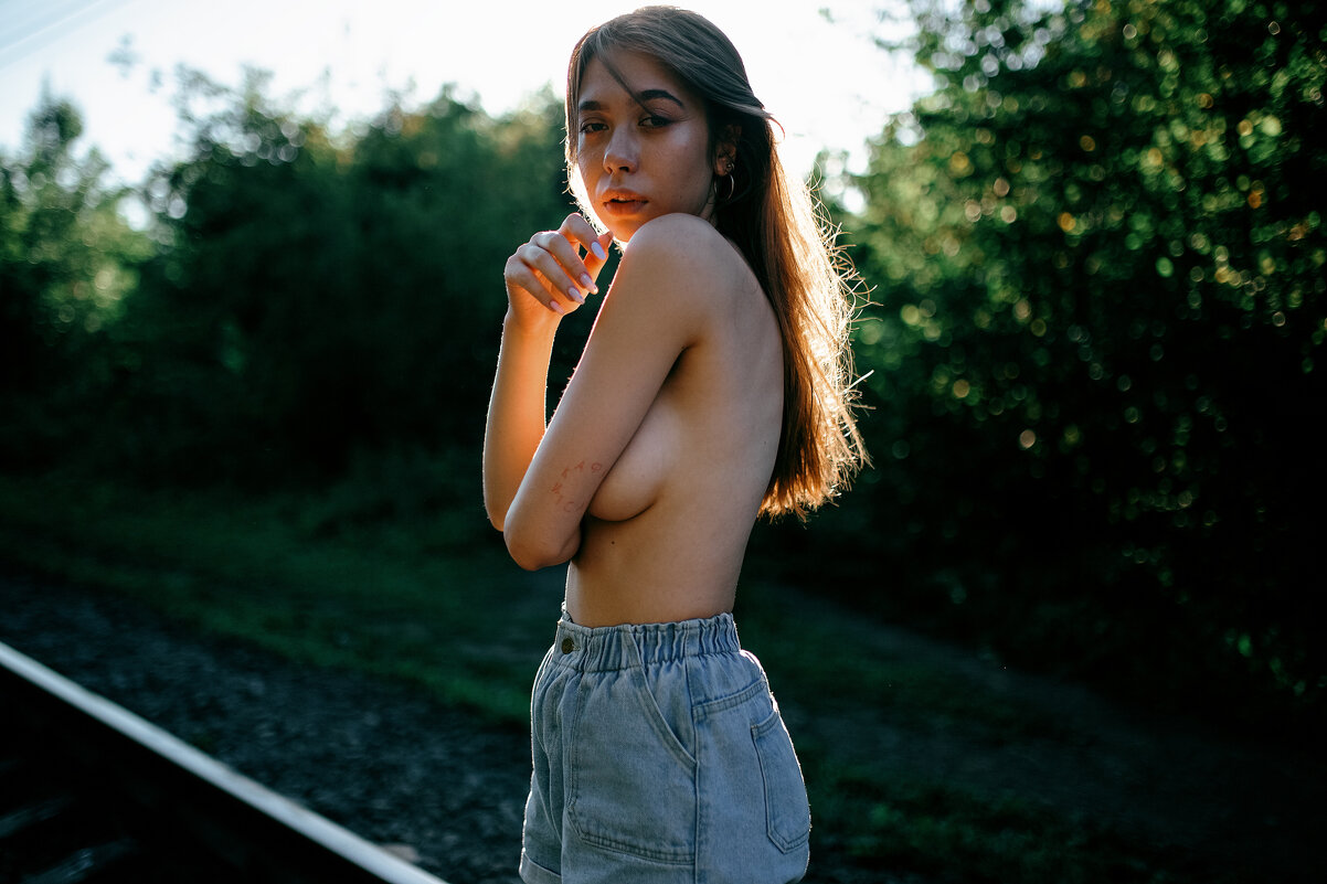 Портрет девушки без белья в джинсовых шортах на природе с солнечным бликом - Lenar Abdrakhmanov
