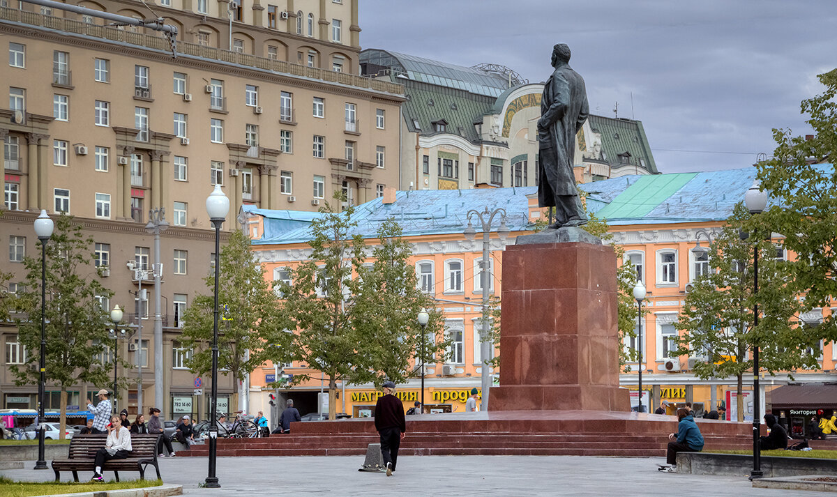 Москва. Площадь Тверская Застава. Памятник Максиму Горькому. - В и т а л и й .... Л а б з о'в