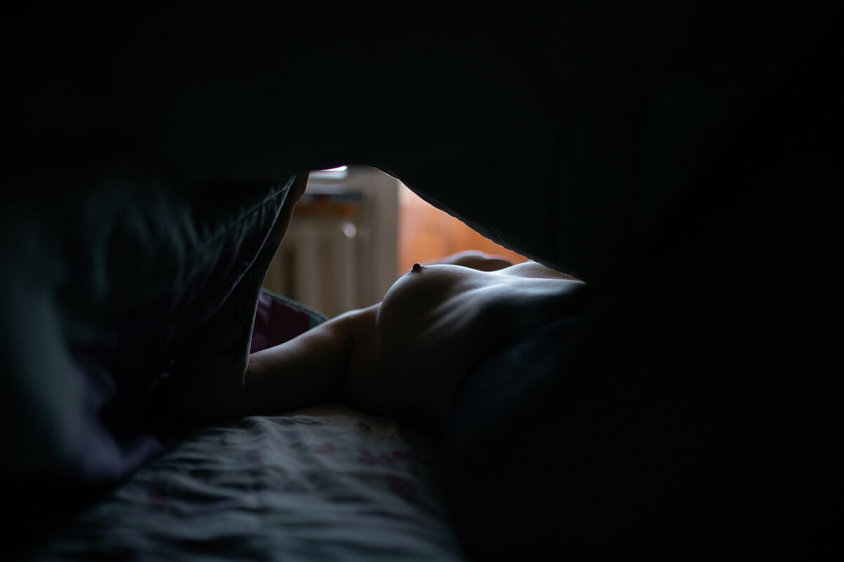 Девушка прикрывает грудь одеялом - Lenar Abdrakhmanov