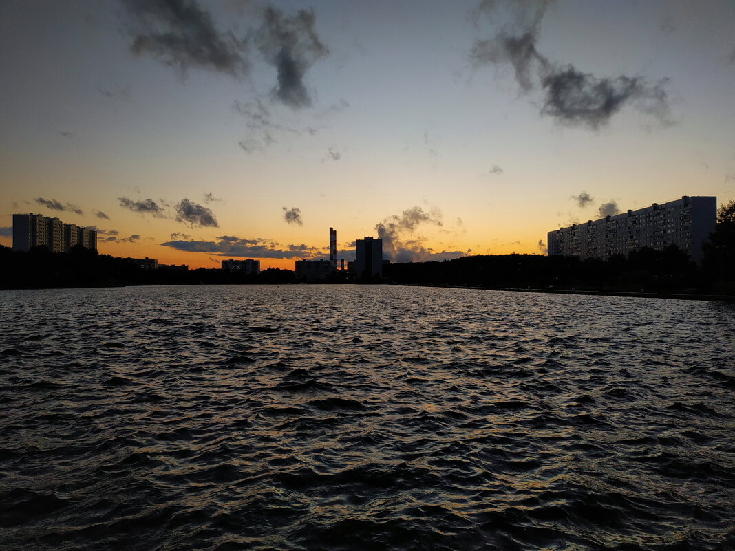 Уже не очень теплый закат на пруду - Андрей Лукьянов