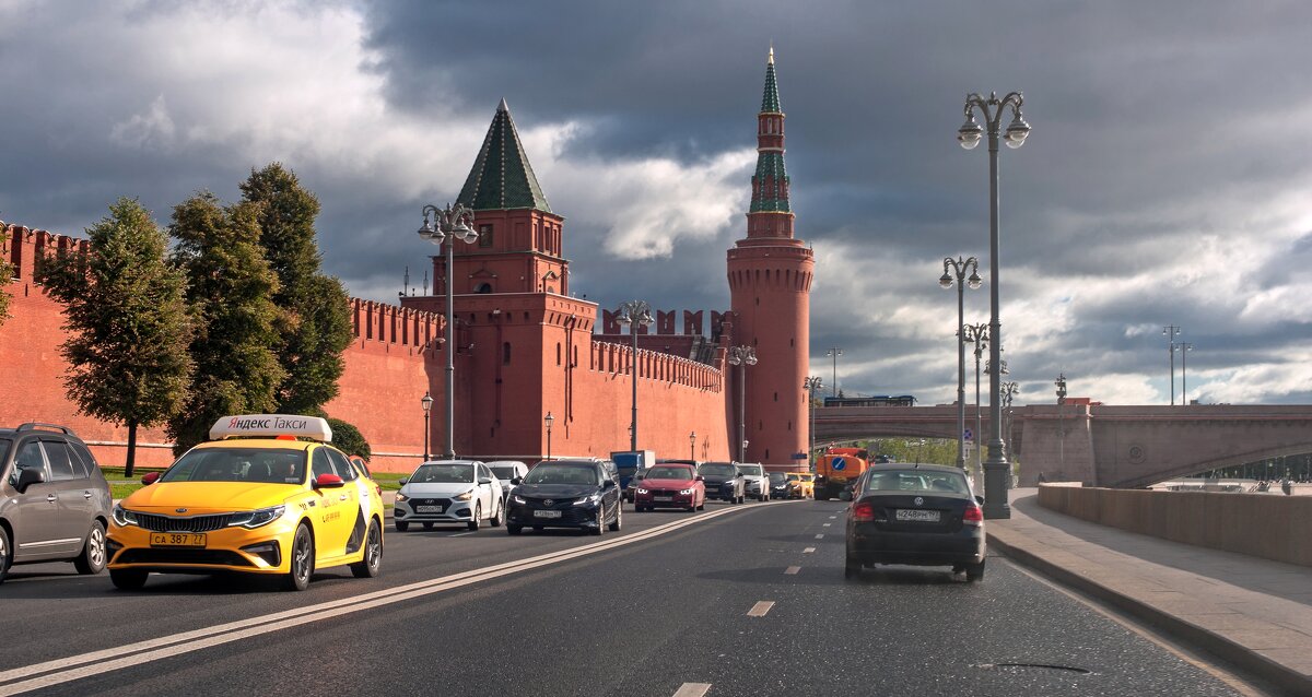 Вдоль Московского Кремля - Валерий Иванович