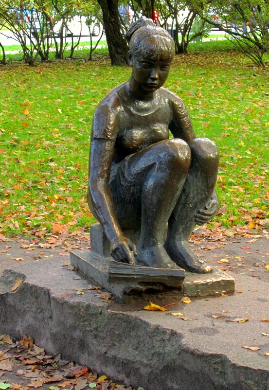 Скульптура "Рисующая девушка" - Сергей Карачин