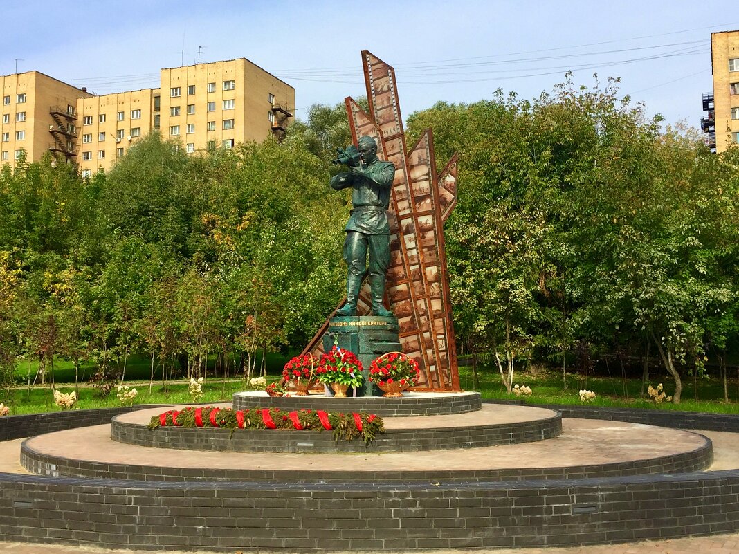 Памятник "Фронтовому кинооператору". - tatiana 