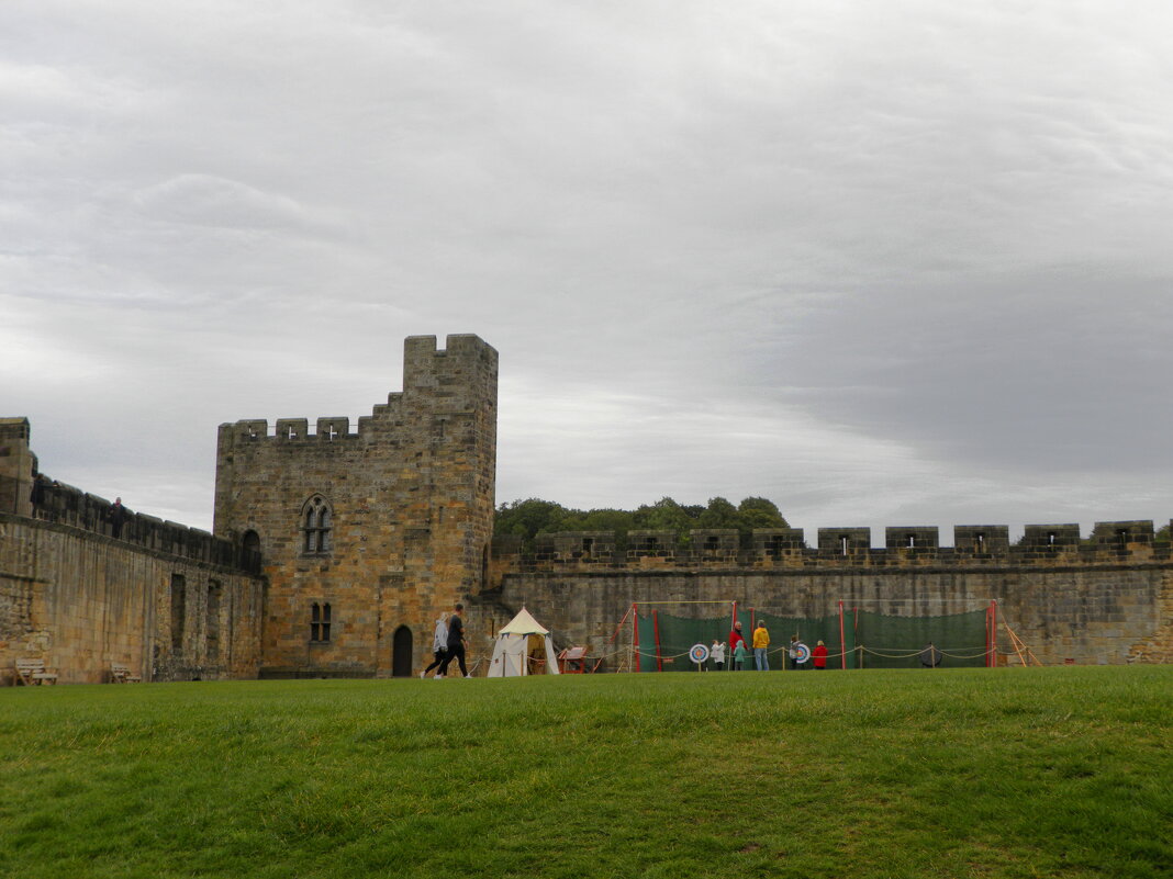 Замок А́лник — замок на севере Англии в графстве Нортумберленд - Галина 