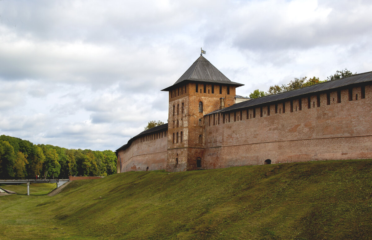 Сторожевая башня и стена Новгородского Кремля... - Cергей Павлович
